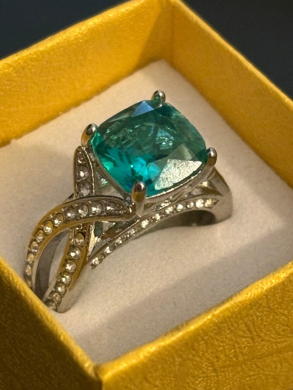 Vintage Emerald Green Rhinestone Ring Size 7